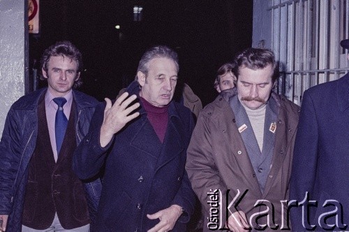 16.12.1980, Gdańsk, woj. gdańskie, Polska.
Odłonięcie Pomnika Poległych Stoczniowców 1970. Od prawej Lech Wałęsa i Andrzej Wajda, w tle Mieczysław Wachowski.
Fot. Bogdan Łopieński, zbiory Ośrodka KARTA