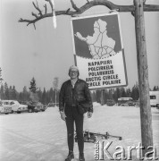 Ok. 1976, okolice Rovaniemi, Finlandia.
Wyprawa na biegun polarny Stowarzyszenia Dziennikarzy Polskich. Bogdan Łopieński pozuje pod tablicą.
Fot. Bogdan Łopieński, zbiory Ośrodka KARTA