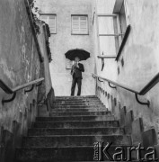 1966, Warszawa, Polska.
Artysta Jan Lenica na Starym Mieście.
Fot. Bogdan Łopieński, zbiory Ośrodka KARTA