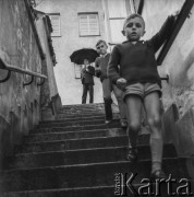 1966, Warszawa, Polska.
Artysta Jan Lenica na Starym Mieście.
Fot. Bogdan Łopieński, zbiory Ośrodka KARTA