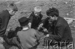 1957, Warszawa, Polska.
Chłopcy grający w karty przy ul. Miedzianej.
Fot. Bogdan Łopieński, zbiory Ośrodka KARTA