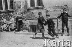 1957, Warszawa, Polska.
Dzieci bawiące się na ul. Miedzianej.
Fot. Bogdan Łopieński, zbiory Ośrodka KARTA
