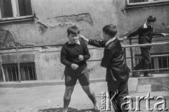 1957, Warszawa, Polska.
Dzieci bawiące się na ul. Miedzianej.
Fot. Bogdan Łopieński, zbiory Ośrodka KARTA
