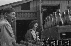 Lata 60., Warszawa, Polska.
Budka z piwem przy Pałacu Staszica.
Fot. Bogdan Łopieński, zbiory Ośrodka KARTA