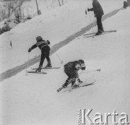 Lata 60., Warszawa, Polska.
Dzieci na nartach w Parku Agrykola.
Fot. Bogdan Łopieński, zbiory Ośrodka KARTA