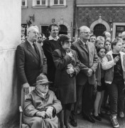 1983-1994, Warszawa, Polska.
Odsłonięcie tablicy upamiętniającej prof. Jana Zachwatowicza na elewacji archikatedry św. Jana w Warszawie. Siedzi Maria Zachwatowicz, za nią stoi Andrzej Wajda, obok Krystyna Zachwatowicz. Za K. Zachwatowicz Zbigniew Bujak. 
Fot. Bogdan Łopieński, zbiory Ośrodka KARTA