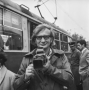 Brak daty, brak miejsca.
Portret Bogdana Łopieńskiego z aparatem fotograficznym.
Fot. NN, zbiory Ośrodka KARTA