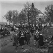 1965, Drohiczyn, woj. białostockie, Polska.
Tłum przed katedrą Trójcy Przenajświętszej. Na pierwszym planie pisarz Tomasz Łubieński.
Fot. Bogdan Łopieński, zbiory Ośrodka KARTA