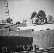 1965, Wołgograd, ZSRR.
Budowa pomnika poświęconego bohaterom bitwy stalingradzkiej na wzgórzu Kurhan Mamaja wg. proj. Jewgienija Wuczeticza.
Fot. Bogdan Łopieński, zbiory Ośrodka KARTA