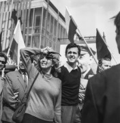1.05.1969, Warszawa, Polska.
Pochód pierwszomajowy, w tle portret Włodzimierza Lenina.
Fot. Bogdan Łopieński, zbiory Ośrodka KARTA