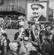 1.05.1969, Warszawa, Polska.
Pochód pierwszomajowy, w tle portret Włodzimierza Lenina.
Fot. Bogdan Łopieński, zbiory Ośrodka KARTA