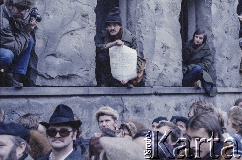 10.11.1980, Warszawa, Polska.
Manifestacja pod budynkiem Sądu Najwyższego przy ul. Okopowej podczas rejestracji NSZZ 