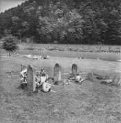 1974, Piwniczna-Zdrój, Polska.
Studenci na terenie dawnego cmentarza żydowskiego.
Fot. Bogdan Łopieński, zbiory Ośrodka KARTA