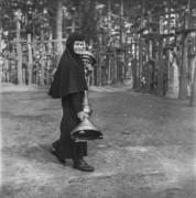 19.08.1968, Garbarka, woj. białostockie, Polska.
Święto Przemienienia Pańskiego. Prawosławna zakonnica niosąca lichtarz.
Fot. Bogdan Łopieński, zbiory Ośrodka KARTA 
