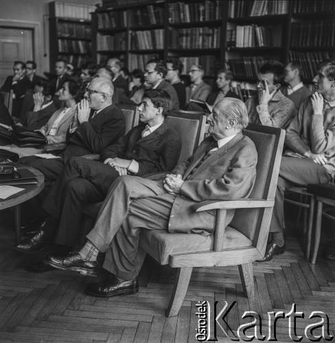 Lata 60., Polska.
Hugo Steinhaus (1. z prawej) - matematyk, współtwórca lwowskiej szkoły matematycznej.
Fot. Bogdan Łopieński, zbiory Ośrodka KARTA