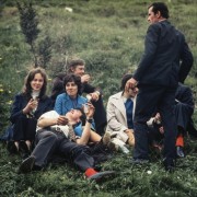 Lata 70., Polska.
Spożywanie alkoholu na trawie.
Fot. Bogdan Łopieński, zbiory Ośrodka KARTA