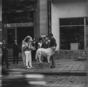 1965, Zakopane, woj. krakowskie, Polska.
Turyści na Krupówkach.
Fot. Bogdan Łopieński, zbiory Ośrodka KARTA