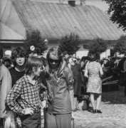 Lata 70.-80., Stary Sącz, woj. nowosądeckie, Polska.
Handel na rynku.
Fot. Bogdan Łopieński, zbiory Ośrodka KARTA