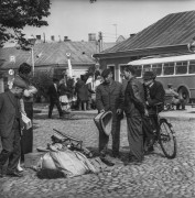Lata 70.-80., Stary Sącz, woj. nowosądeckie, Polska.
Handel na rynku.
Fot. Bogdan Łopieński, zbiory Ośrodka KARTA