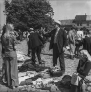 Lata 70.-80., Stary Sącz, woj. nowosądeckie, Polska.
Handel na rynku.
Fot. Bogdan Łopieński, zbiory Ośrodka KARTA