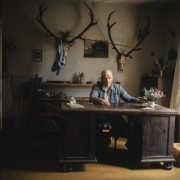 Lata 80., Polska.
Mężczyzna przy biurku.
Fot. Bogdan Łopieński, zbiory Ośrodka KARTA