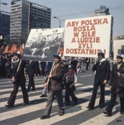 01.05.1974, Warszawa, Polska.
Pochód pierwszomajowy. Po lewej stronie mężczyźni z fotografią Bogdana Łopieńskiego zatytułowaną 