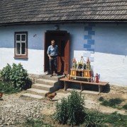 Lata 70.-80., Polska.
Mężczyzna przed domem, obok szopka krakowska.
Fot. Bogdan Łopieński, zbiory Ośrodka KARTA