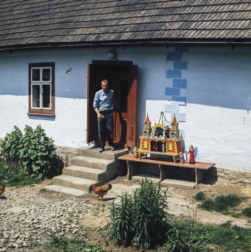 Lata 70.-80., Polska.
Mężczyzna przed domem, obok szopka krakowska.
Fot. Bogdan Łopieński, zbiory Ośrodka KARTA