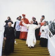 10.06.1979, Kraków, woj. krakowskie, Polska.
I pielgrzymka Jana Pawła II do Polski. Po prawej stronie osobisty sekretarz Jana Pawła II ks. Stanisław Dziwisz, za papieżem po lewej stronie kardynał Stefan Wyszyński, za Ojcem Świętym fotograf Arturo Mari, z tyłu metropolita krakowski arcybiskup Franciszek Macharski. Z prawej, za księdzem Dziwiszem, papieski ceremoniarz John Magee i prałat antykamery papieskiej ksiądz Juliusz Paetz.
Fot. Bogdan Łopieński, zbiory Ośrodka KARTA
