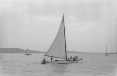 Lata 60.-70., Polska.
Żaglówka na Mazurach.
Fot. Bogdan Łopieński, zbiory Ośrodka KARTA