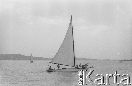 Lata 60.-70., Polska.
Żaglówka na Mazurach.
Fot. Bogdan Łopieński, zbiory Ośrodka KARTA