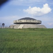 Lata 80., Majdanek, woj. lubelskie, Polska.
Mauzoleum - jeden z dwóch elementów Pomnika Walki i Męczeństwa Narodu Polskiego i Innych Narodów wykonanego wg. proj. Wiktora Tołkina.
Fot. Bogdan Łopieński, zbiory Ośrodka KARTA