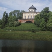 Lata 80., Warszawa, Polska.
Królikarnia - klasycystyczny pałac zaprojektowany przez Dominika Merliniego na wzór Villi Rotondy Andrei Palladia.
Fot. Bogdan Łopieński, zbiory Ośrodka KARTA