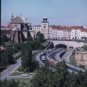 Lata 70.-80., Warszawa, Polska.
Trasa W-Z i widok na kościół św. Anny oraz kamienice przy ul. Krakowskie Przedmieście.
Fot. Bogdan Łopieński, zbiory Ośrodka KARTA