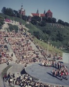 Lata 70.-80., Płock, woj. warszawskie, Polska.
Akademia. W tle Bazylika Katedralna Wniebowzięcia Najświętszej Marii Panny.
Fot. Bogdan Łopieński, zbiory Ośrodka KARTA