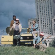 Lata 80., Polska.
Fotografia reklamowa Polskiego Fiata wykonana na pl. Defilad. Na pierwszym planie zespół muzyczny, w tle Pałac Kultury i Nauki.
Fot. Bogdan Łopieński, zbiory Ośrodka KARTA