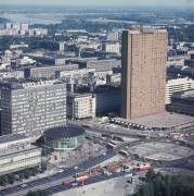 Lata 80., Warszawa, Polska.
Widok na centrum Warszawy. Po lewej stronie Ściana Wschodnia, Universal i Rotunda, po lewej Hotel Forum(ob. Novotel).
Fot. Bogdan Łopieński, zbiory Ośrodka KARTA