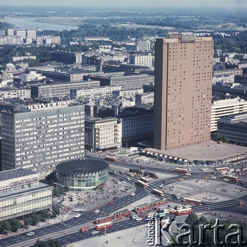 Lata 80., Warszawa, Polska.
Widok na centrum Warszawy. Po lewej stronie Ściana Wschodnia, Universal i Rotunda, po lewej Hotel Forum(ob. Novotel).
Fot. Bogdan Łopieński, zbiory Ośrodka KARTA