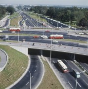 Lata 80., Warszawa, Polska.
Plac Na Rozdrożu i przebiegająca pod nim Trasa Łazienkowska.
Fot. Bogdan Łopieński, zbiory Ośrodka KARTA