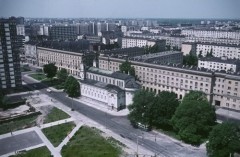 Lata 80., Warszawa, Polska.
Ul. Chłodna, w centrum kościół św. Andrzeja Apostoła.
Fot. Bogdan Łopieński, zbiory Ośrodka KARTA