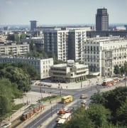 Lata 80., Warszawa, Polska.
Skrzyżowanie ulic Królewskiej i Marszałkowskiej.
Fot. Bogdan Łopieński, zbiory Ośrodka KARTA