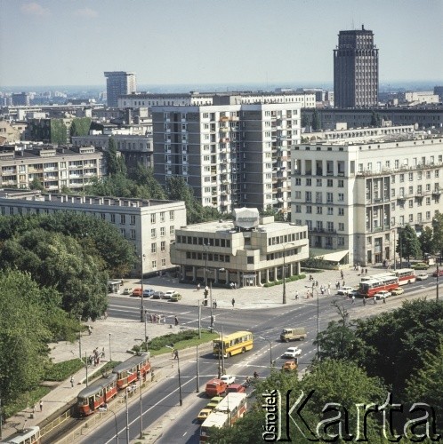 Lata 80., Warszawa, Polska.
Skrzyżowanie ulic Królewskiej i Marszałkowskiej.
Fot. Bogdan Łopieński, zbiory Ośrodka KARTA