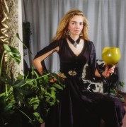 Lata 80., Polska.
Modelka z kieliszkiem.
Fot. Bogdan Łopieński, zbiory Ośrodka KARTA