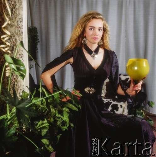 Lata 80., Polska.
Modelka z kieliszkiem.
Fot. Bogdan Łopieński, zbiory Ośrodka KARTA