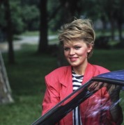 Lata 80., Polska.
Modelka przy samochodzie.
Fot. Bogdan Łopieński, zbiory Ośrodka KARTA