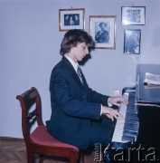 Październik 1975, Warszawa, Polska.
Pianista Krystian Zimerman podczas lekcji u prof. Andrzeja Jasińskiego przed  IX Międzynarodowym Konkursem Pianistycznym im. Fryderyka Chopina.
Fot. Bogdan Łopieński, zbiory Ośrodka KARTA
