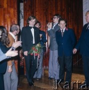 1975, Warszawa, Polska.
Krystian Zimerman (z kwiatami) - pianista, laureat IX Międzynarodowego Konkursu Pianistycznego im. Fryderyka Chopina.
Fot. Bogdan Łopieński, zbiory Ośrodka KARTA