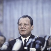 07.12.1970, Warszawa, Polska.
Kanclerz Niemiec Willy Brandt podczas konferencji prasowej po podpisaniu układu o normalizacji stosunków między Polską Rzeczpospolitą Ludową a Republiką Federalną Niemiec.
Fot. Bogdan Łopieński, zbiory Ośrodka KARTA