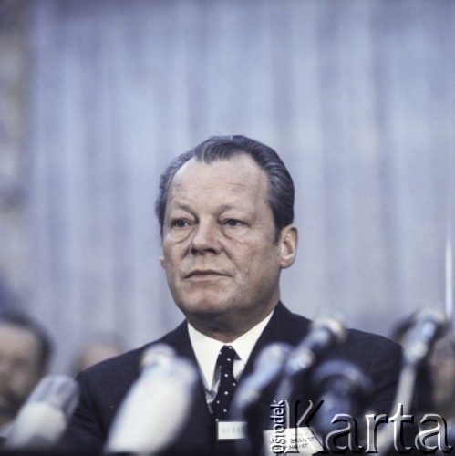 07.12.1970, Warszawa, Polska.
Kanclerz Niemiec Willy Brandt podczas konferencji prasowej po podpisaniu układu o normalizacji stosunków między Polską Rzeczpospolitą Ludową a Republiką Federalną Niemiec.
Fot. Bogdan Łopieński, zbiory Ośrodka KARTA