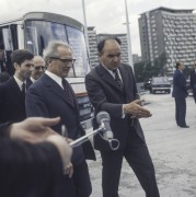 Lata 70., Warszawa, Polska.
Erich Honecker - I sekretarz Niemieckiej Socjalistycznej Partii Jedności i Józef Kępa - Wiceprezes Rady Ministrów (!976-1979) na Torwarze. W tle osiedle mieszkaniowe zaprojektowane przez Jana Zdanowicza i Jerzego Baumillera.
Fot. Bogdan Łopieński, zbiory Ośrodka KARTA